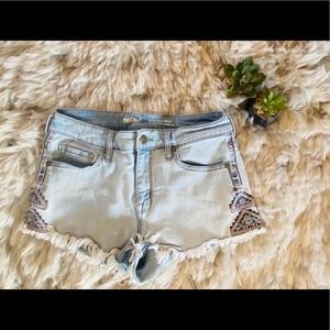 Cute embroidered shorts 🌞